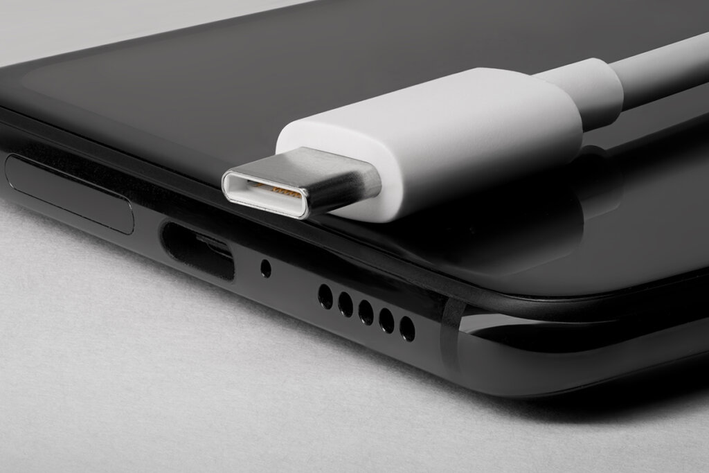 Dessous de smartphone avec port de chargement usb-c et câble correspondant