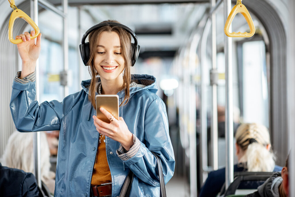 Jeune femme dans le train avec des écouteurs sur la tête