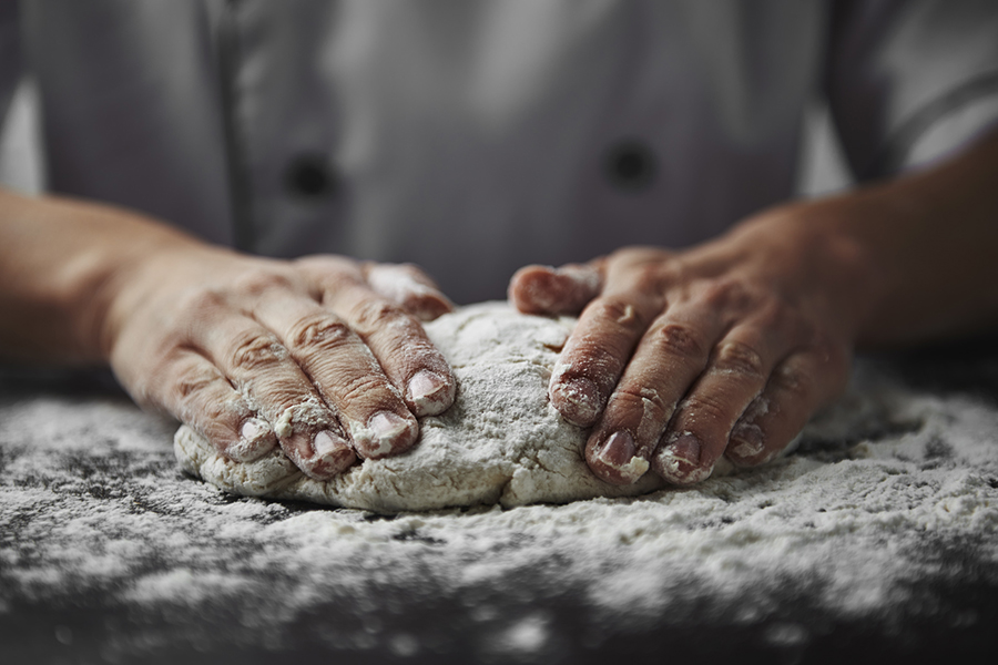 Pétrir la pâte à pizza