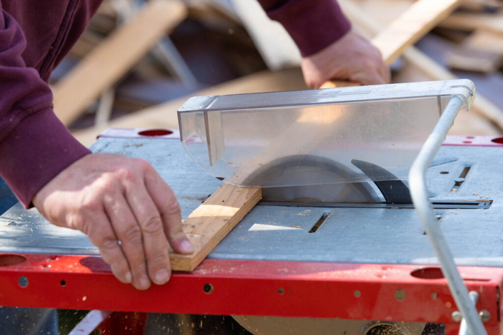 Scie circulaire de table avec couvercle