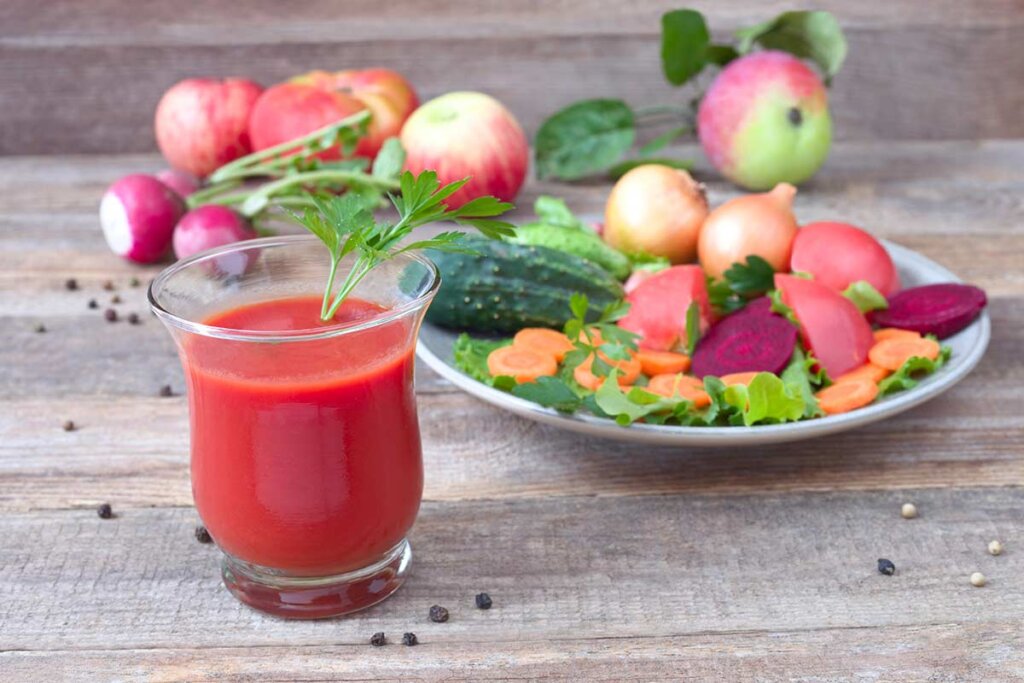 juice_and_vegetables_on_wooden_table