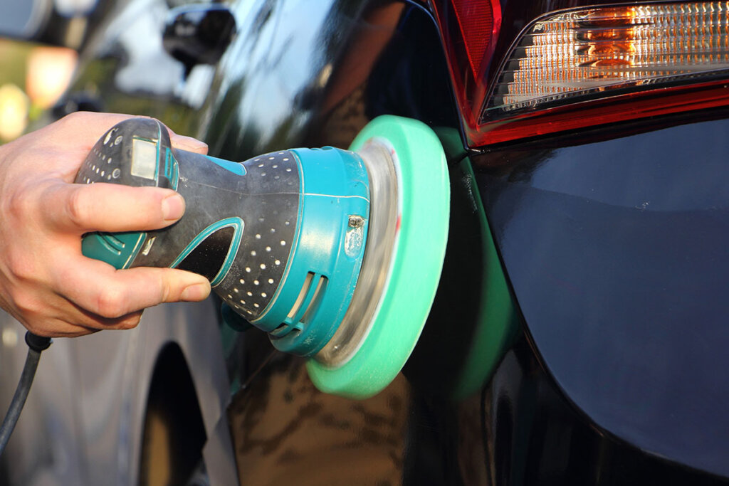 La ponceuse excentrique polit la voiture