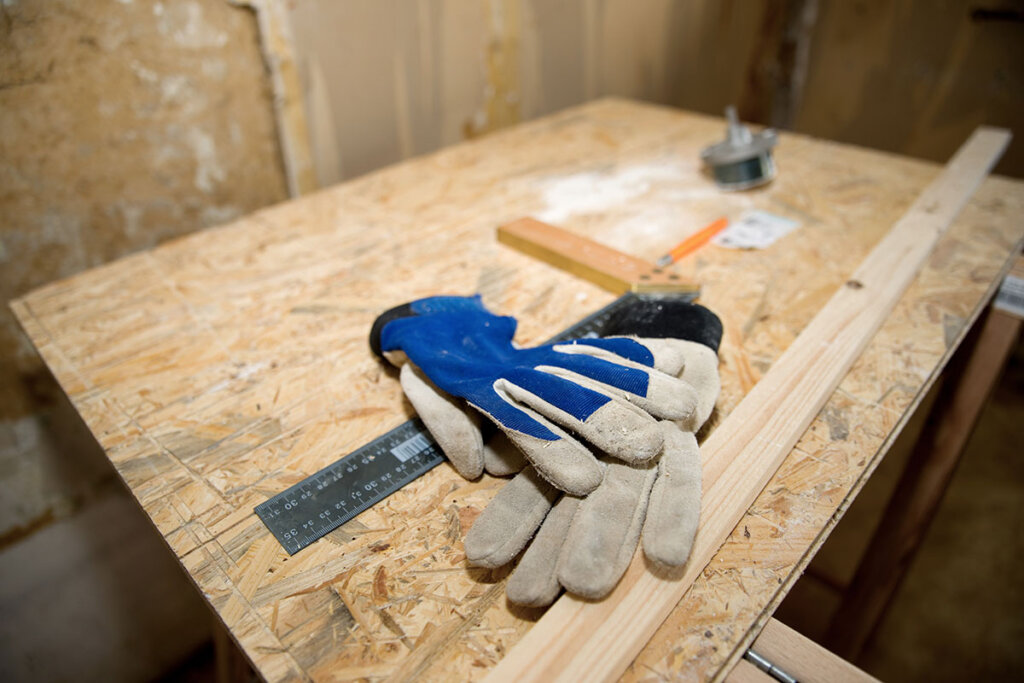 gants de travail sur la surface de travail