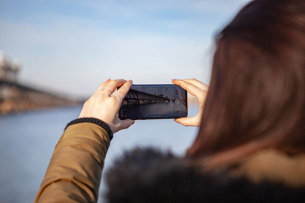 Une femme prend des photos avec le Samsung Galaxy S10