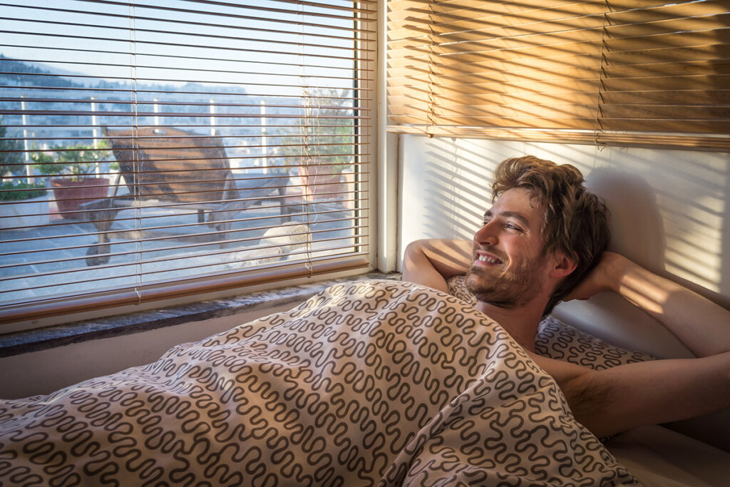 L'homme se réveille grâce au soleil du matin