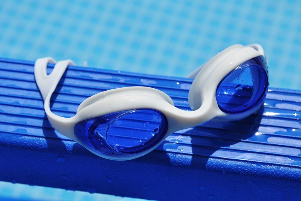 Lunettes au bord de la piscine