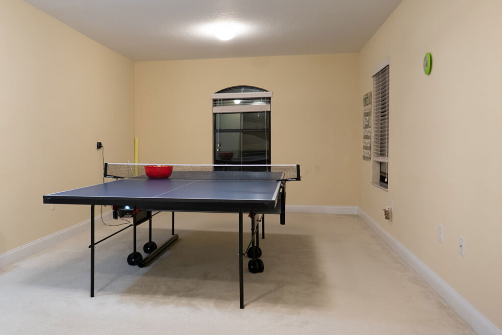 Une table de ping-pong dans un appartement