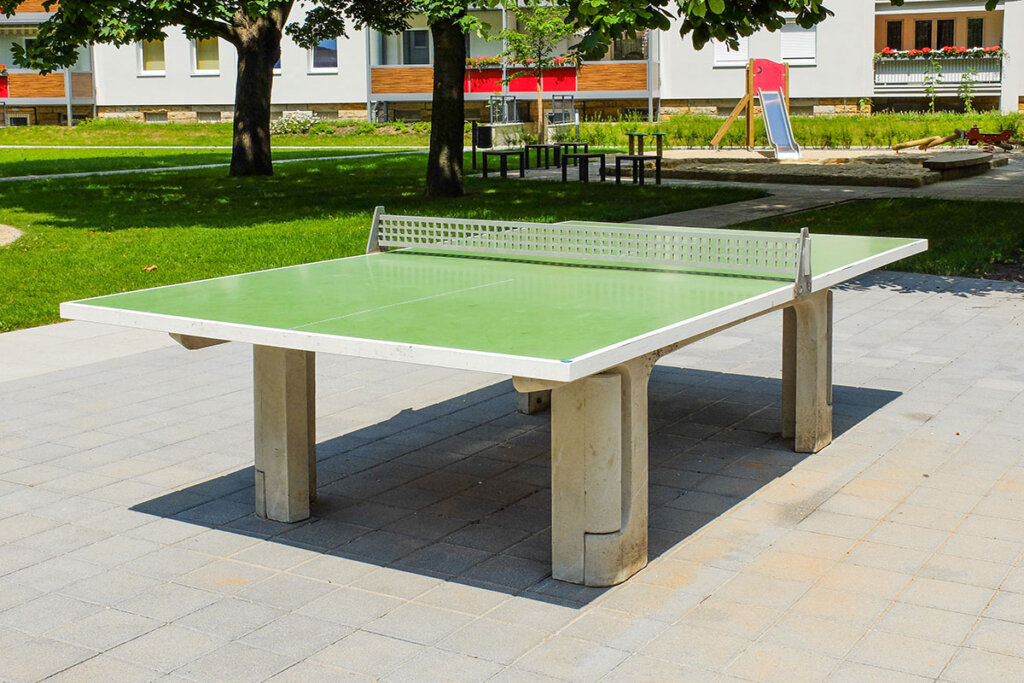 Une table de ping-pong typique sur une aire de jeux