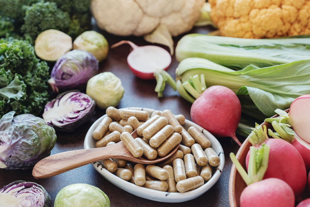 capsules de curcuma et légumes