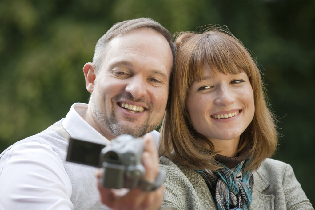 Couple regardant ensemble une caméra vidéo