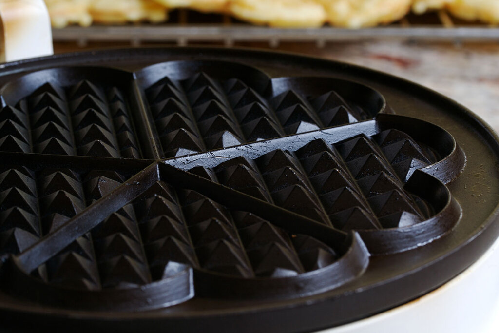 Gros plan sur le gaufrier en forme de cœur