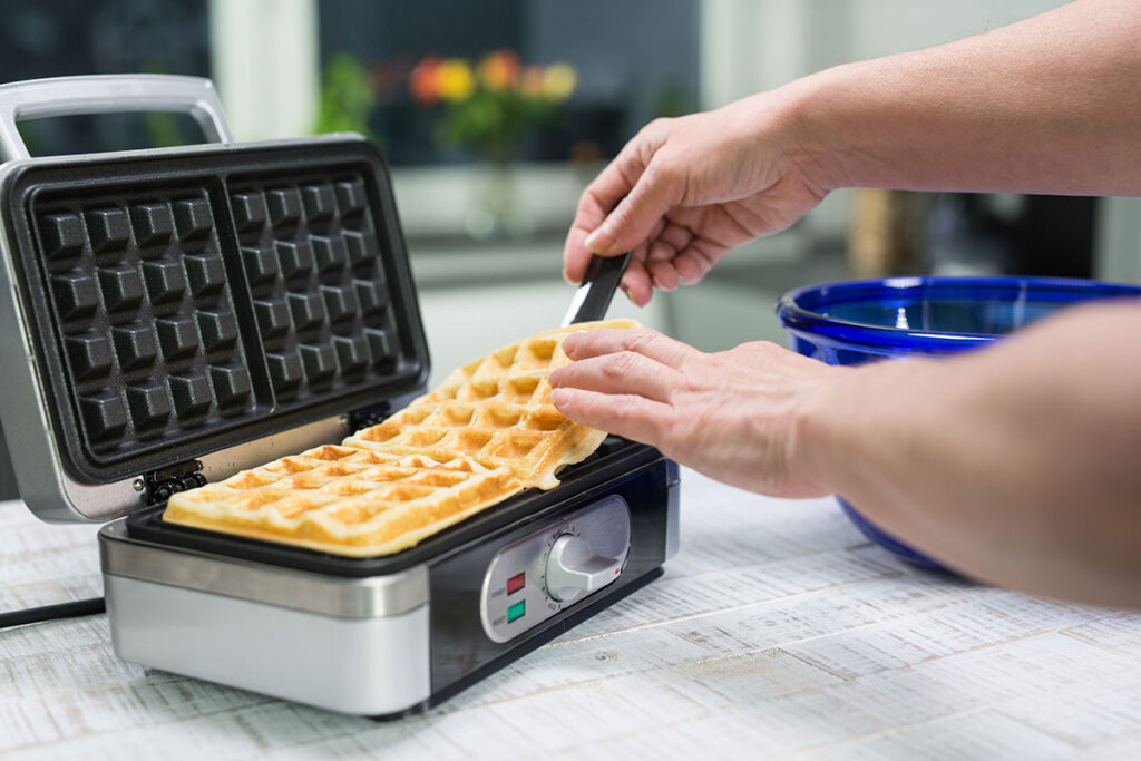 La gaufre terminée est retirée du gaufrier