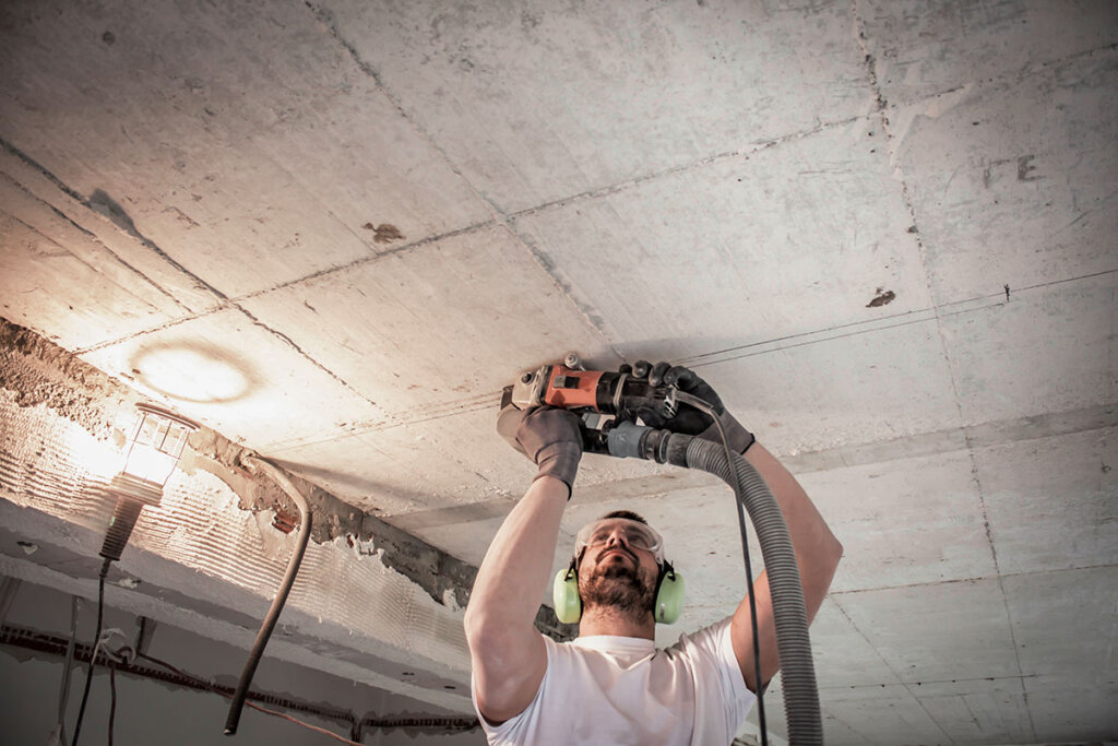 L'artisan utilise un cutter sur le plafond