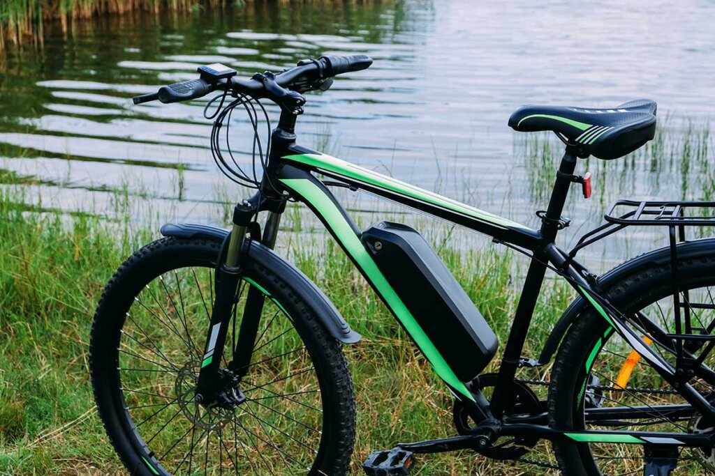 vélo électrique au bord d'un lac