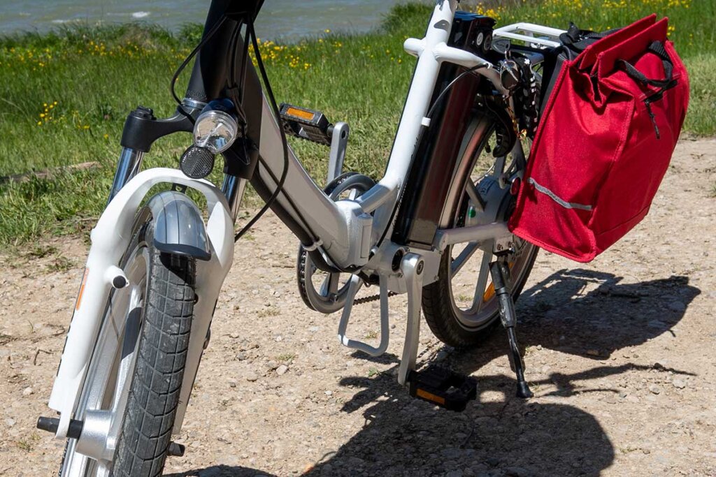 Vélo électrique pliant blanc devant une rivière