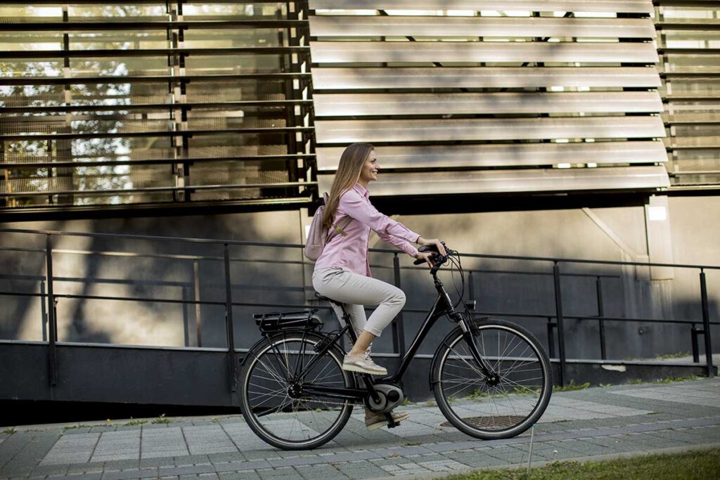 Jeune femme roulant sur un vélo électrique en ville