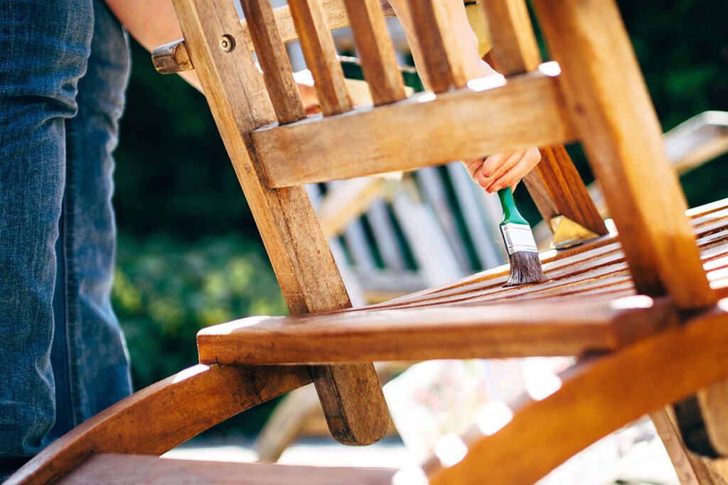 Les meubles en bois de la terrasse sont émaillés